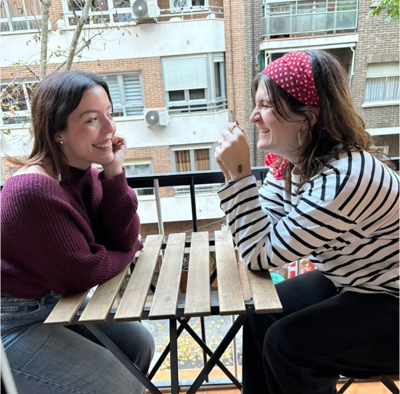 Natalia y Rocío, fundadoras de Aflora, en una terraza