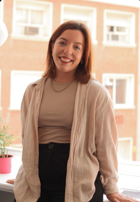 Natalia Balaguer, psicóloga sanitaria de Aflora, sonriendo